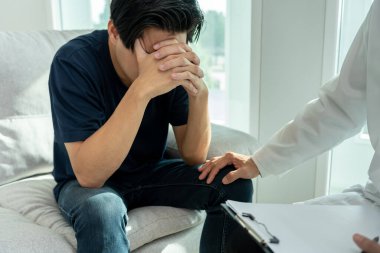 Psikiyatrist, hayat ve aile meselelerini tartışırken endişeli hissediyor. Doktor cesaretlendiriyor ve empati kuran kadın depresyona giriyor. Psikolojik, boşanmayı kaydet, el ele, güven