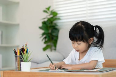 Mutlu Asya çocukları kağıt üzerinde resim yapmayı öğreniyor. Etkinlik, gelişim, IQ, EQ, meditasyon, beyin, kas, temel beceriler, ailenin birlikte zaman geçirmesi. Tatil