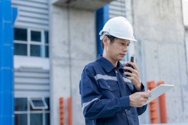 Bakım ve müfettiş. Bakım mühendisleri, bina ve yapıların teftiş sonuçlarını kontrol etmek için tablet kullanıyorlar. Sulama mühendisleri atık su sistemini araştırıyor.