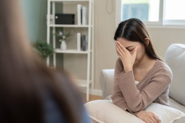 Akıl sağlığı sorunları olan bir kadın danışmanlık yapıyor. Psikiyatrist tedavi için hastanın durumunu kaydediyor. teşvik, sevgi ve aile sorunu, bipolar, depresyon hastası, intiharı koru