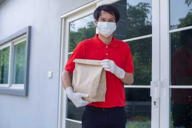 Teslimatçı ekspres teslimat gönderdi. Çevrimiçi dükkan, kağıt kutu, paket, postacı, teslimat servisi, paketler, elektronik para, dijital kağıt çanta, çanta, müşteri, lojistik, e-ticaret, alışveriş