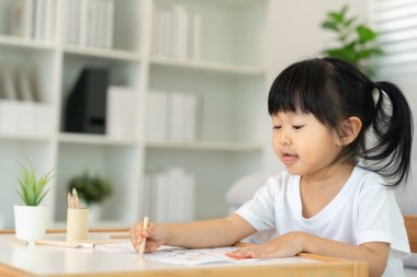 Mutlu Asya çocukları resim yapmayı öğreniyor ve eğleniyor. Aile evde mutlu ve heyecanlı. Anne ve kızı birlikte vakit geçiriyorlar. Tatil, Faaliyet, Yönetici Fonksiyonu, IQ, EQ