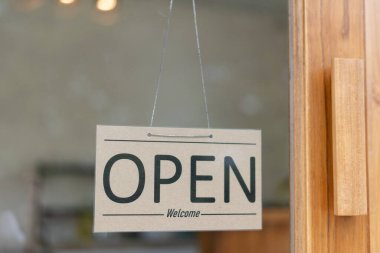 Şov tabelası ilk iş gününde açılır. Güvenliği, temizliği ve kafeyi açmayı garanti ediyor. Yeni normallere açık. Küçük işletme, hoş geldin, restoran, ev yapımı