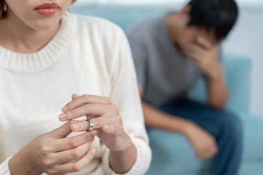 Boşanma. Asyalı çiftler evlendikten sonra çaresiz ve hayal kırıklığına uğrarlar. Karı koca kavgalar yüzünden üzgün, üzgün ve hayal kırıklığına uğramış durumdalar. Güvensizlik, aşk sorunları, ihanetler. Aile sorunu, gençlik aşkı