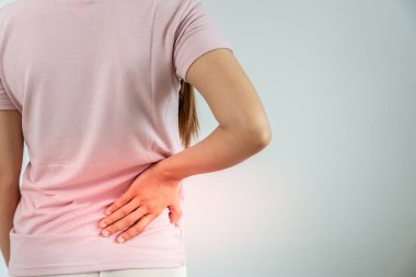 Kadın belini tutuyor ve dayanılmaz ağrılar çekiyor. Sağlık ve sorunlar, kronik sırt ağrısı, ofis sendromu, skolyoz, bel fıtığı, kas iltihabı.