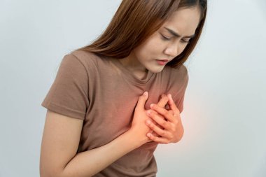 Göğüs kafesinde kalp krizi belirtileri var. Asyalı kadınlarda göğüs ağrısı var. Kalp rahatsızlığı, sızıntı, genişleme, genişlemiş kalp, göğse acı verici bir ifadeyle bastırma.