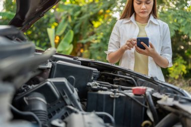 Kadın, araba kazası nedeniyle cep telefonu sigorta primlerini başvuru yoluyla kullanıyor. Ülke turu sırasında araba tamir ettirmek için bir garaj bul, yardım bekle, acil durum
