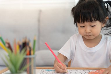 Kağıt üzerinde resim yapmayı öğrenmek. Etkinlik, gelişim, IQ, EQ, meditasyon, beyin, kas, temel beceriler, ailenin birlikte zaman geçirmesi. Tatil