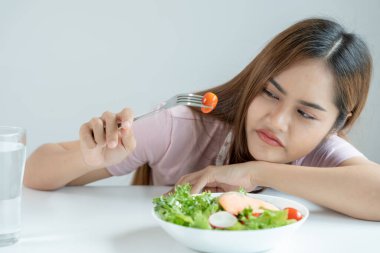 İnce vücutlu Asyalı kadınlar çok sıkılmış diyet yemekleri, diyet yapan dişiler diyet için düşük kalorili gıdaları seçiyorlar. Sağlıklı yiyecekler. kilo kaybı, denge, kontrol, yağ azalması, rutinler, egzersiz, vücut şekli