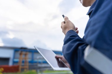 Bakım ve müfettiş. Bakım mühendisleri bina ve yapıların teftiş sonuçlarını bildirmek için telsiz kullanıyorlar. Sulama mühendisleri atık sistemlerini araştırıyor.