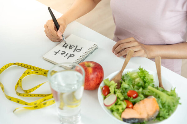Диета и диета. Красота тонкий женское тело писать план диеты для здоровой пищи. потеря веса, потеря, баланс, контроль, снижение жира, низкие калории, процедуры, физические упражнения