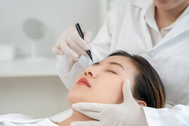 Plastik cerrahi, güzellik, cerrah ya da kadın yüzüne dokunan güzellik uzmanı, yüz şeklini değiştiren cerrahi prosedür, doktor hastanın yüzünü muayene eder, tıbbi yardım, iyileşme...