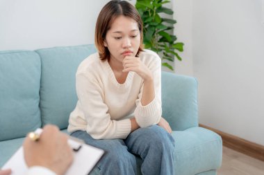 Akıl sağlığı sorunları olan bir kadın danışmanlık yapıyor. Psikiyatrist tedavi için hastanın durumunu kaydediyor. teşvik, sevgi ve aile sorunu, bipolar, depresyon hastası, intiharı koru