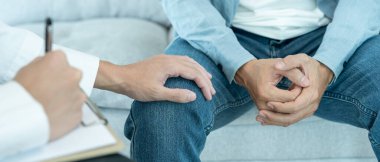 Psikiyatrist, hayat ve aile meselelerini tartışırken endişeli hissediyor. Doktor cesaretlendiriyor ve empati kuran kadın depresyona giriyor. Psikolojik, boşanmayı kaydedin, el ele tutuşun.