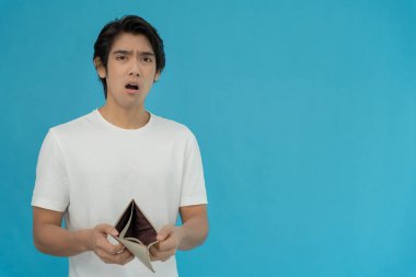 Stresli ve baş ağrısı olan adamın cep harçlığı yok, harcamalara ve kredi kartı borçlarına ödeyecek parası yok. kıtlık, finansal sorunlar, ipotek, kredi, iflas, iflas, yoksul, boş cüzdan, düşüş, düşüş, düşüş, düşüş