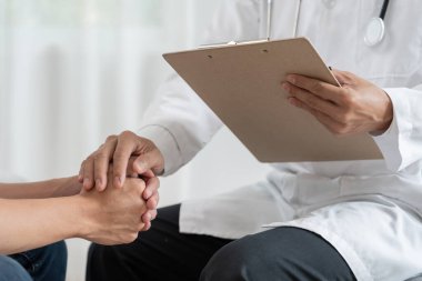 Psikiyatristler aile meselelerini tartışırken el ele tutuşuyorlar. Doktor cesaretlendiriyor ve empati kuran kadın depresyona giriyor. Psikolojik, boşanmayı kaydet, el ele, güven, ilgi