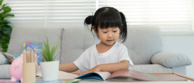 Çocuklar rahatlar evde kitap okurlar. Kızım ve bir hikaye okuyordum. öğrenme, çocuk bakımı, gülme, eğitim, hikaye anlatma, uygulama, hayal etme, bağımlılık cep telefonunu azaltma