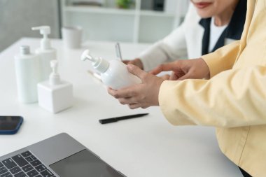 İş veya pazarlama kadın ekibi müşteri, araştırma ve geliştirme için ürün sunar. Swot analizi, yatırım, pazarlama araştırması, trend ürünleri raporu, bulgular ve fikirler, projec