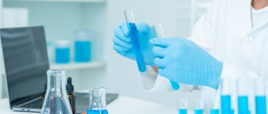 Bilimadamı ileri bilimsel laboratuvarda biyokimyasal örnekleri analiz ediyor. Araştırma ve geliştirme personeli parfümün mikrobiyolojik gelişimini mikro karıştırıcı kullanır. Fen laboratuvarında biyoteknoloji araştırması
