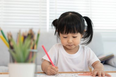 Mutlu Asya çocukları kağıt üzerinde resim yapmayı öğreniyor. Etkinlik, gelişim, IQ, EQ, meditasyon, beyin, kas, temel beceriler, ailenin birlikte zaman geçirmesi. Tatil