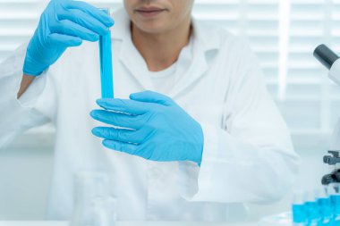 Bilimadamı ileri bilimsel laboratuvarda biyokimyasal örnekleri analiz ediyor. Virüsün kimyasal mikro-biyolojik gelişimini kontrol et. Fen laboratuvarında biyoteknoloji araştırması. kozmetik