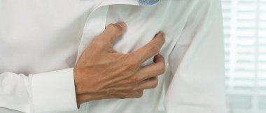 Göğüs kafesinde kalp krizi belirtileri var. Asyalı bir adamın göğüs ağrısı var. Kalp rahatsızlığı, sızıntı, genişleme, kalp büyümesi, göğsüne acı veren bir ifadeyle bastırma.