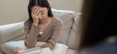 Akıl sağlığı sorunları olan bir kadın danışmanlık yapıyor. Psikiyatrist tedavi için hastanın durumunu kaydediyor. teşvik, sevgi ve aile sorunu, bipolar, depresyon hastası, intiharı koru