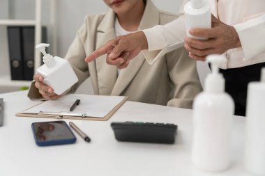 İş veya pazarlama kadın ekibi müşteri, araştırma ve geliştirme için ürün sunar. Swot analizi, yatırım, pazarlama araştırması, trend ürünleri raporu, bulgular ve fikirler, proje