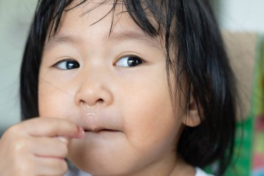 Hasta Asyalı çocukların hapşırması ve burnu akması mevsimsel grip, alerji, yüksek ateş ve grip, dinlenme, virüs, koronavirüs, hastalık, solunum, grip, SC