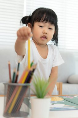 Mutlu Asya çocukları kağıt üzerinde resim yapmayı öğreniyor. Etkinlik, gelişim, IQ, EQ, meditasyon, beyin, kas, temel beceriler, ailenin birlikte zaman geçirmesi. Tatil