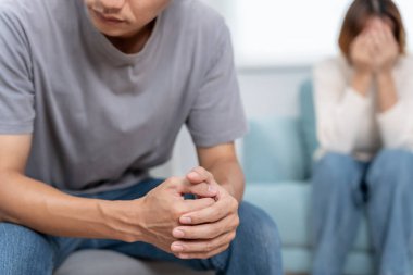 Boşanma. Asyalı çiftler evlendikten sonra çaresiz ve hayal kırıklığına uğrarlar. Karı koca kavgalar yüzünden üzgün, üzgün ve hayal kırıklığına uğramış durumdalar. Güvensizlik, aşk sorunları, ihanetler. Aile sorunu, gençlik aşkı