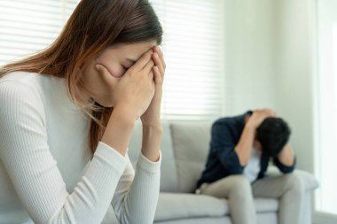 Boşanma. Asyalı çiftler evlendikten sonra çaresiz ve hayal kırıklığına uğrarlar. Karı koca kavgalar yüzünden üzgün, üzgün ve hayal kırıklığına uğramış durumdalar. Güvensizlik, aşk sorunları, ihanetler. Aile sorunu, gençlik aşkı