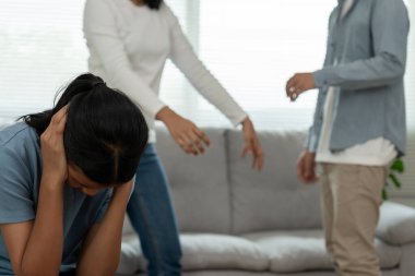 Ailede sorun var. Kızım ellerini yüzünü kapatmak için kullanır ve ebeveynlerin kavgasından dolayı stres hissedersin. Çocuğun ruhsal sorunları var. Kavgalar, şiddet, depresyon, intihar, cesaret kırma, sosyal sorun
