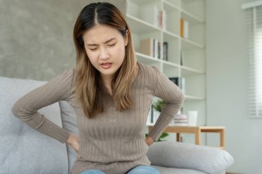 Kadın kendini tutuyor ve dayanılmaz ağrılar çekiyor. Sağlık ve sorunlar, kronik sırt ağrısı, ofis sendromunda sırt ağrısı, skolyoz, bel fıtığı, kas iltihabı.