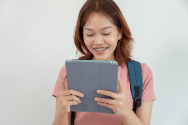 Sürpriz sınavı olan Asyalı güzel bir öğrenci. Üniversite kampüsünde mutlu gülümseyen kız. Uluslararası Asya Üniversitesi 'nde kadın portresi. Eğitim, eğitim, okul, mutluluk.