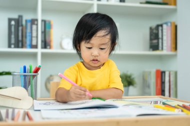 Mutlu Asya çocukları kağıt üzerinde resim yapmayı öğreniyor. Etkinlik, gelişim, IQ, EQ, meditasyon, beyin, kas, temel beceriler, ailenin birlikte zaman geçirmesi. Tatil