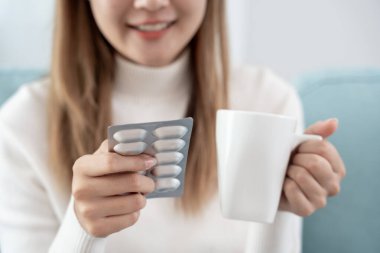 Kız elinde ilaç, ağrı kesici, ilaç, tedavi, hastalık, sterilize, vitamin, yatıştırıcı, sağlık hizmetleri, diyet takviyesi, tıbbi tedavi için ilaç, tonik, günlük ilaç dozajı