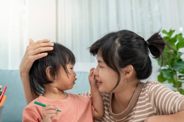 Mutlu anne küçük kızla öğrenme oyunu oynuyor. Komik aile evde mutlu ve heyecanlı. Anne ve oğlu birlikte vakit geçiriyorlar. tatil, hafta sonu, boş, IQ, EQ, meditasyon 