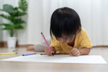 Mutlu Asya çocukları resim yapmayı öğreniyor ve eğleniyor. Aile evde mutlu ve heyecanlı. Anne ve kızı birlikte vakit geçiriyorlar. Tatil, Faaliyet, Yönetici Fonksiyonu, IQ, EQ