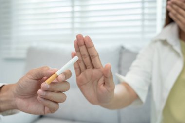 Duman yok. Kadın burnuna sigara kokusu, reddetme, reddetme, kırma, hayır deme, sağlık için sigara içmeyi bırakma. Dünya tütün günü. Uyuşturucu, akciğer kanseri, amfizem, akciğer hastalığı, nikotin.