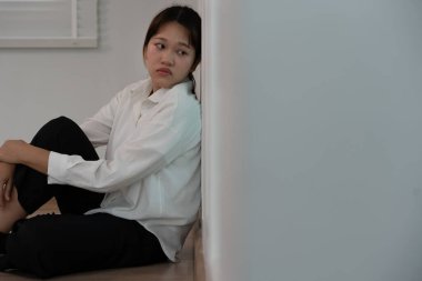 Mutsuz Asyalı kadın kız hayal kırıklığına uğradı, evde yalnız başına yaşanan sorunlara üzüldü, kendini yalnız hissetti, strese girdi, kötü bir ilişki yaşadı, ayrıldı, boşandı, kafası karıştı, depresyon geçirdi, zihinsel sağlık, yalnızlık.