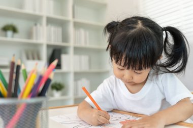 Mutlu Asya çocukları kağıt üzerinde resim yapmayı öğreniyor. Etkinlik, gelişim, IQ, EQ, meditasyon, beyin, kas, temel beceriler, ailenin birlikte zaman geçirmesi. Tatil