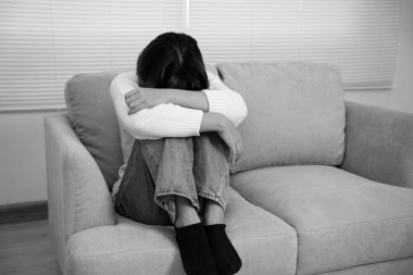 Tek renkli resim, depresyon ve akıl hastalığı. Asyalı kadın kötü haber aldıktan sonra hayal kırıklığına uğradı, üzüldü. Stresli kız mutsuz problemlerle kafası karışmış, ağlamış ve beklenmedik hamilelik için endişelenmiş..