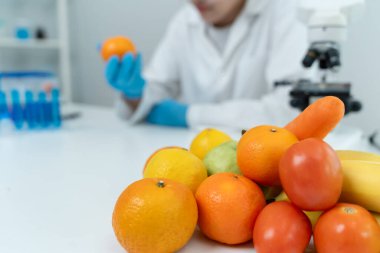 Bilimadamı laboratuvardaki kimyasal gıda kalıntılarını kontrol ediyor. Kontrol uzmanları meyve ve sebzelerin kalitesini inceler. Laboratuvar, tehlike, ROHs, yasaklı maddeleri bul, kirlet, mikroskop, mikrobiyoloji