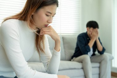 Boşanma. Asyalı çiftler evlendikten sonra çaresiz ve hayal kırıklığına uğrarlar. Karı koca kavgalar yüzünden üzgün, üzgün ve hayal kırıklığına uğramış durumdalar. Güvensizlik, aşk sorunları, ihanetler. Aile sorunu, gençlik aşkı