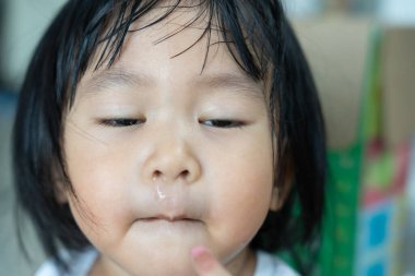 Hasta Asyalı çocukların hapşırması ve burnu akması mevsimsel grip, alerji, yüksek ateş ve grip, dinlenme, virüs, koronavirüs, hastalık, solunum, grip, RSV