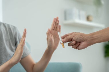 Sigara içmek yasak. Kadın sigarayı bırak, reddet, reddet, ara ver sigara al, hayır de. Sağlık için sigara içmeyi bırak. Dünya tütün günü. Uyuşturucu, akciğer kanseri, amfizem, akciğer hastalığı, uyuşturucu, nikotin etkisi