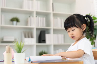 Mutlu Asyalı çocuklar evde kitap okuyarak rahatlar. Kızım ve bir hikaye okuyordum. öğrenme, çocuk bakımı, gülme, eğitim, hikaye anlatma, uygulama, hayal etme, bağımlılık cep telefonunu azaltma