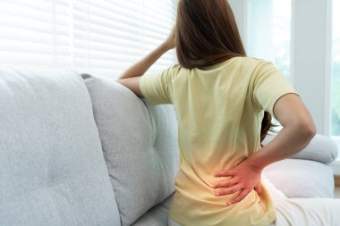 Sırtını inciten kadın dayanılmaz ağrılar, sağlık ve sorunlar, kronik sırt ağrısı, ofis sendromu, skolyoz, bel fıtığı, kas iltihabı...