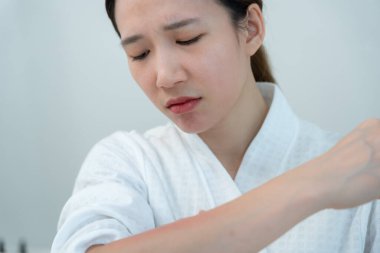 Cilt sorunu ve güzellik. Cilt alerjisi, steroid alerjisi, hassas cilt, güneş yanığı, kimyasal alerji, isilik, böcek ısırığı, Seborrheic Dermatitis..